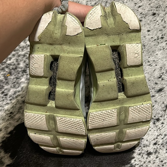 On Cloud running shoes - Picture 3 of 7